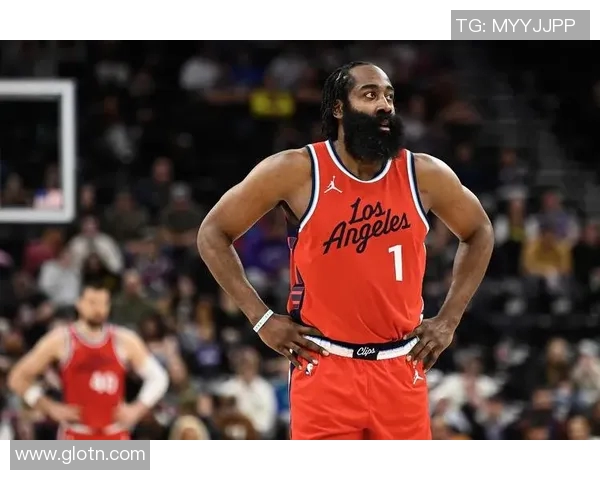 哈登写真展现球场魅力与个人风采引发粉丝热议与期待